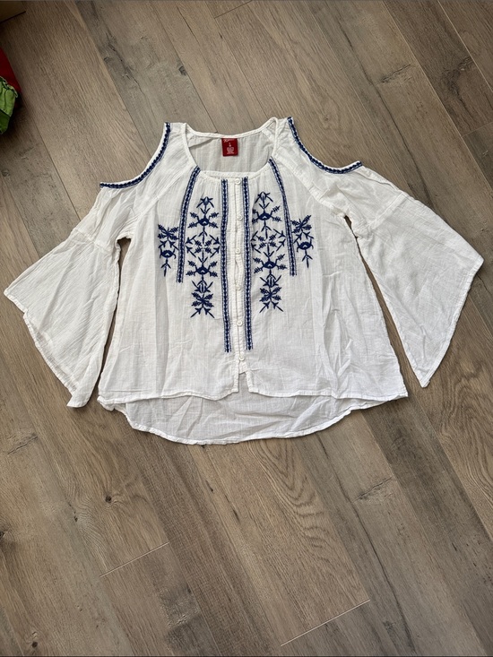 Arizona Jean Company Other - Arizona Jean Company White Cold-Shoulder Top with Blue Embroidery